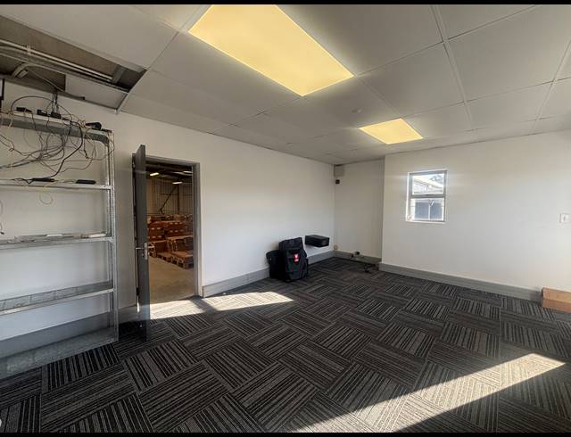 550M² WAREHOUSE TO LET IN STIKLAND INDUSTRIAL